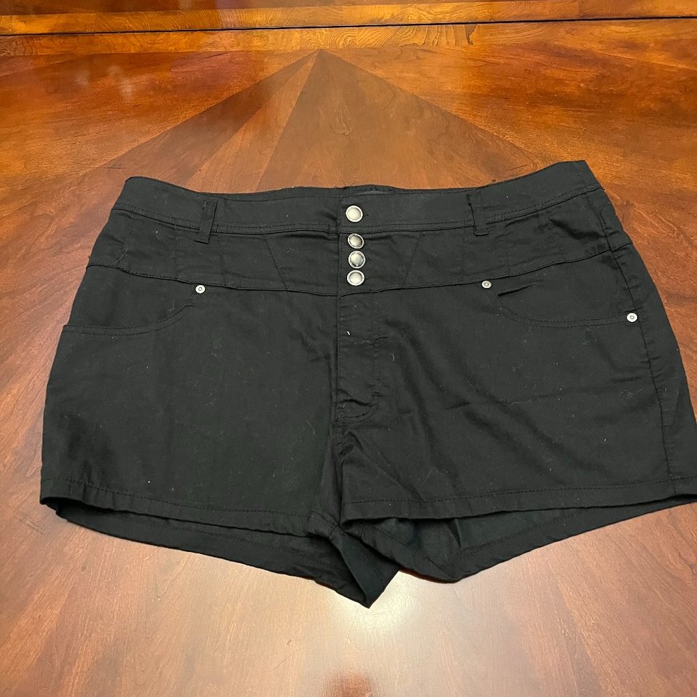 Ambiance Apparel Women's Black Short, 4 Button closure and zipper Size 3X